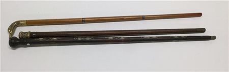 Lotto composto da tre bastoni di fatture e epoche diverse (difetti)