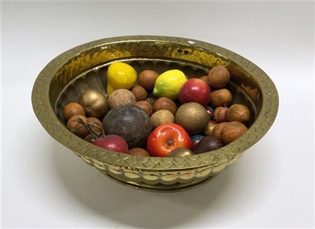 Lotto composto da un bacile in ottone contenente frutta finta e alcuni oggetti