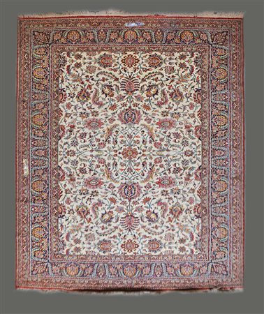 Tappeto meccanico in lana, inizio secolo XX, decorato con rami fioriti sparsi s