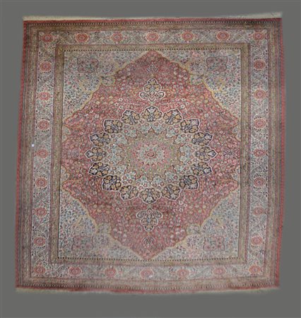 Tappeto meccanico in lana, inizio secolo XX. 
Decoro a medaglione polilobato ne