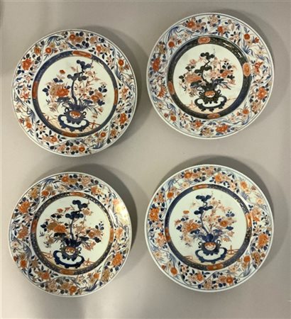 Quattro piatti in porcellana stile imari con lumeggiatura e decoro floreale (d.