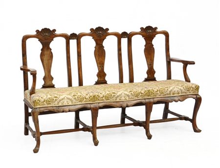 Divano a tre posti con schienale intagliato a conchiglia, gambe e braccioli mos