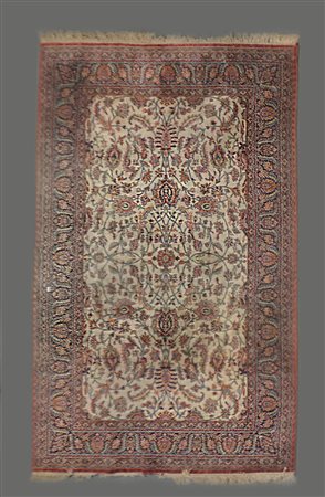 Tappeto meccanico in lana, inizio secolo XX, decorato con rami fioriti sparsi s