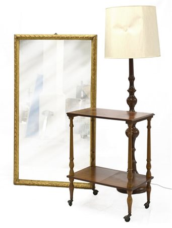Lotto composto da una lampada in legno tornito, una specchiera in legno dorato