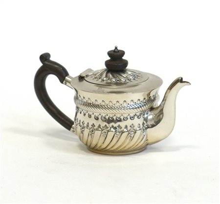 Piccola caffettiera in argento con corpo sbalzato e inciso con motivi concatena