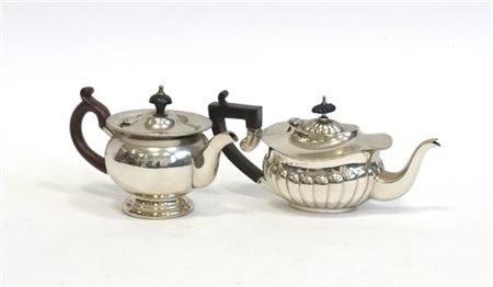 Lotto composto da due caffettiere in argento con manici in legno. Marchi ingles