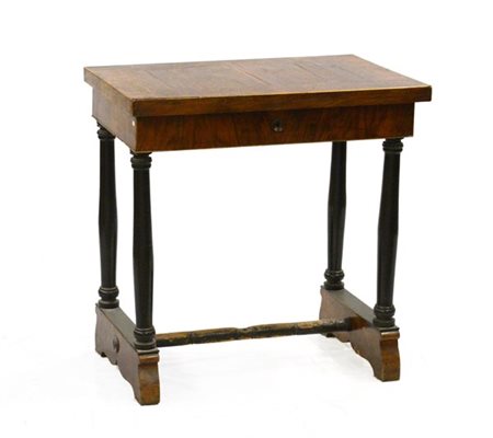 Tavolino da lavoro con sostegni a colonne ebanizzate, apertura del piano a slit