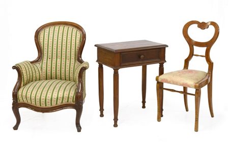 Lotto composto da una poltrona di forma mossa, una sedia con schienale sagomato