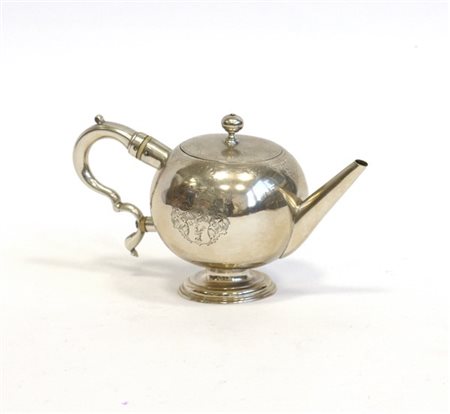 Caffettiera in argento a corpo liscio con bordi incisi a motivi stilizzati e mo