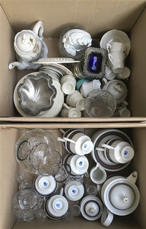 Lotto composto da due cartoni contenenti oggetti diversi (difetti)