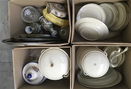 Lotto composto da quattro cartoni contenenti oggetti diversi (difetti)