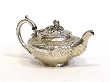 Caffettiera in argento con corpo sbalzato a fiori e foglie presa a fiore a tutt