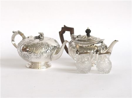 Lotto composto da due caffettiere e due piccoli versatoi in metallo argentato (