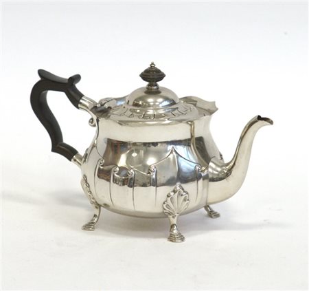 Teiera in argento con presa in legno ebanizzato e corpo sbalzato a motivo conca