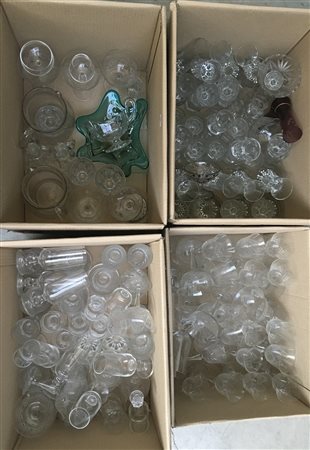 Lotto composto da quattro cartoni contenenti numerosi bicchieri di diverso tipo