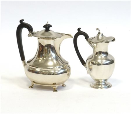 Lotto composto da due caffettiere in argento a corpo liscio, anse in legno eban