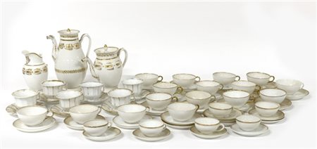 Lotto composto da una parte di servizio da the e caffè in porcellana bianco e o