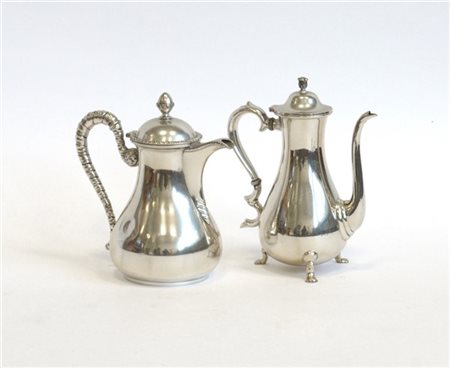 Lotto composto da due caffettiere in argento a corpo liscio (g lordi 840 ca.) (