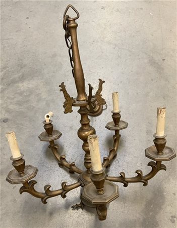 Lampadario a cinque luci in bronzo tornito con bracci a foglie stilizzate (d cm