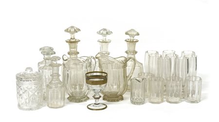 Lotto composto da tre bottiglie, quattro contenitori con tappo, tre brocche e t