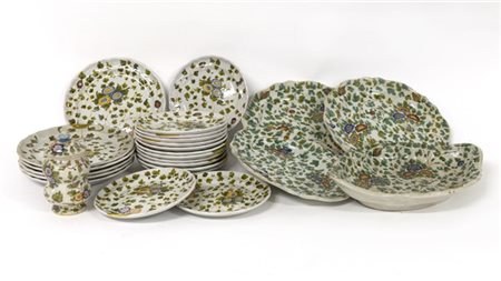 Lotto composto da diciannove piatti ed un vasetto con coperchio in ceramica Mol