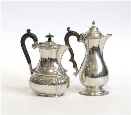 Lotto composto da due caffettiere in argento a corpo liscio. Marchi inglesi (g