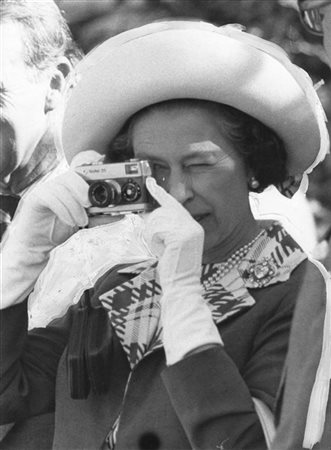Queen Elisabeth 1960 ca.

Fotografia originale alla gelatina sali d'argento.
cm