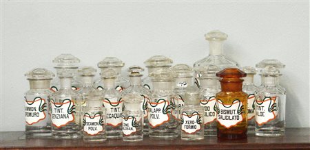 Cartone contenente diciannove vasi da farmacia in vetro con coperchi, di capien