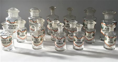 Cartone contenente diciannove vasi da farmacia in vetro con coperchi, di capien