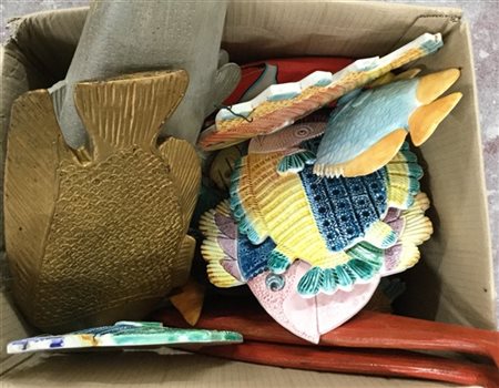 Cartone contenente numerosi pesci di materiali e misure diverse (difetti)