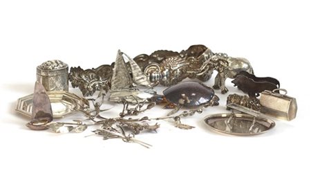 Scatola contenente alcuni oggetti in argento e lamina d'argento (gr 200 ca.) (m