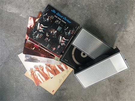 Lotto composto da un giradischi marca Philips e alcuni vinili di diversi autori