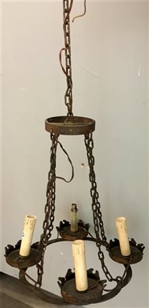 Lampadario a quattro luci in ferro sorretto da catene (d cm 35) (difetti)