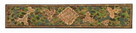 Pannello in legno intagliato e laccato in policromia a fiori e foglie (cm 196x3