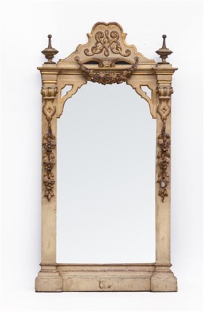 Specchiera con cornice in legno intagliato, laccato e dorato, decorata con pend