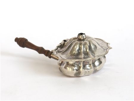 Scaldino in argento di forma sagomata con coperchio decorato a fiore stilizzato