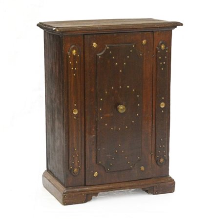 Antica credenzina emiliana ad un'anta pannellata e decorata a borchie in bronzo