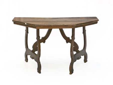 Antica console con piano di forma sagomata e gambe e traverse a lira (cm 116x68