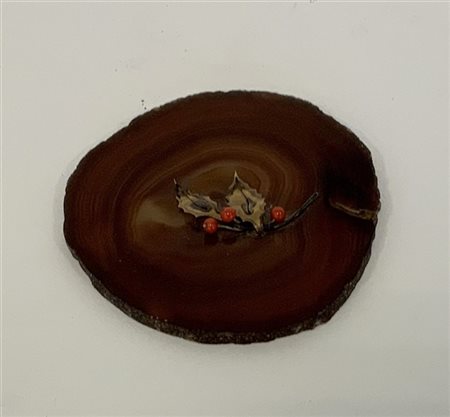 Piccolo ramo con foglie dorate e bacche in corallo montato su lastra di agata (