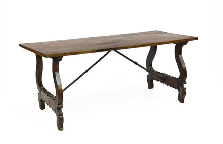 Tavolo fratino di forma rettangolare con gambe a lira riunite da traverse in fe