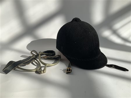 Lotto composto da un cappello da equitazione e due speroni (difetti)