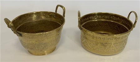 Due vasi biansati in ottone inciso e sbalzato (misure diverse) (difetti)