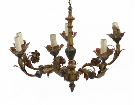 Lampadario a sei luci con struttura in ferro e legno dipinto, decorato a fiori