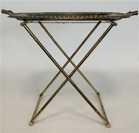 Vassoio biansato in metallo argentato sbalzato e decorato a motivi stilizzati.