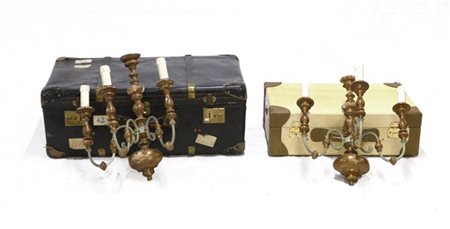 Lotto composto da una coppia di appliques e due valigie (difetti)