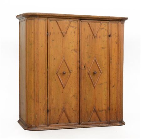 Antico armadio in legno dolce con angoli arrotondati, due sportelli incorniciat