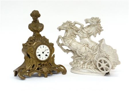 Pendola in metallo dorato decorata a rocaille e sormontata da busto femminile,