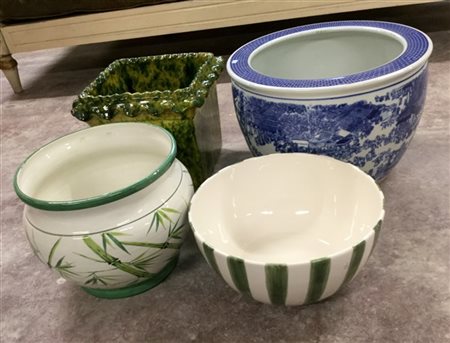 Lotto composto da quattro vasi portafiore in ceramica e porcellana di diversa e