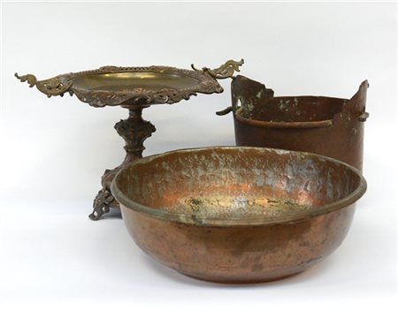 Lotto composto da una alzata in rame e due paioli di epoche differenti (difetti