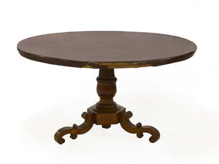 Tavolo con piano tondo lastronato, sostegno centrale a colonna tornita su piedi